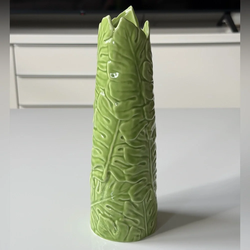 Delicate Majolica - Style Green Leaf Pattern Vase - Vintage Botanical Charm